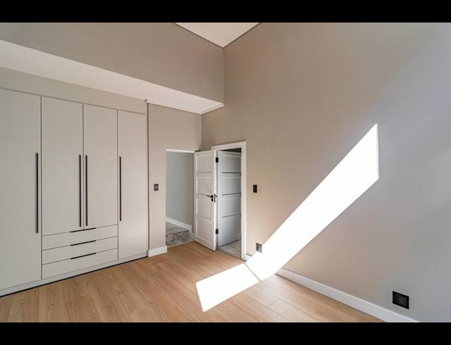 6 BEDROOM HOUSE FOR SALE IN MIDSTREAM ESTATE